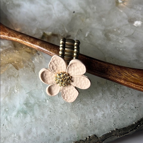 🌼 Clover Flower Ring in Creamy Pink, size adjustable, Floral Fairy - Picture 1 of 3